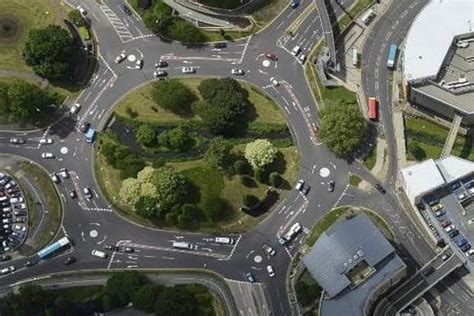 Approaching the Hemel Hempstead Magic Roundabout: Tips for Confident Driving